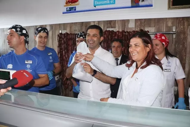 Kuşadası 3. Ege Et mağazasının açılışı mitinge dönüştü Kuşadası 3. Ege Et mağazasının açılışı mitinge dönüştü