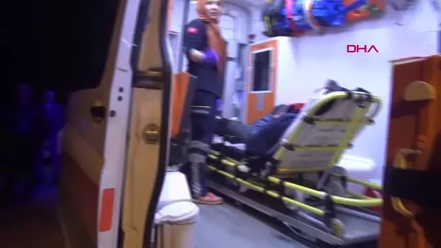 İki adam, sokak ortasında erkek çocuğunu kemerle dakikalarca dövdü! İki adam, sokak ortasında erkek çocuğunu kemerle dakikalarca dövdü!