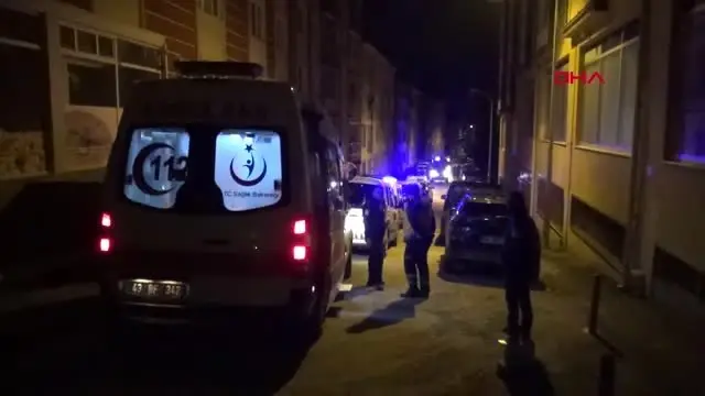İki adam, sokak ortasında erkek çocuğunu kemerle dakikalarca dövdü! İki adam, sokak ortasında erkek çocuğunu kemerle dakikalarca dövdü!