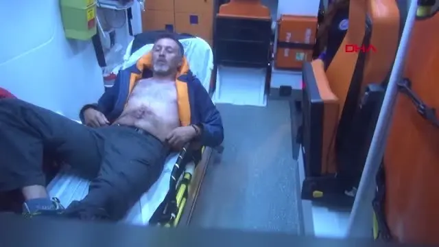 İki adam, sokak ortasında erkek çocuğunu kemerle dakikalarca dövdü! İki adam, sokak ortasında erkek çocuğunu kemerle dakikalarca dövdü!