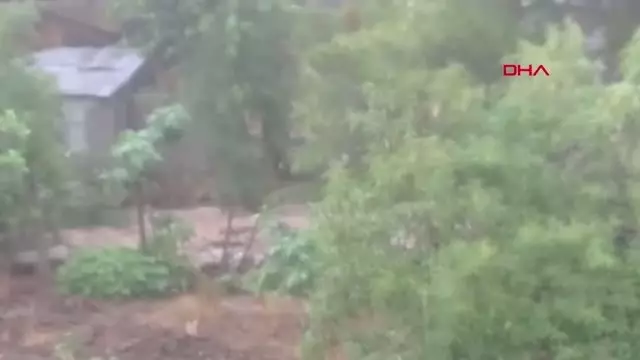 MERSİN Sel suları okulun bahçe duvarını yıktı