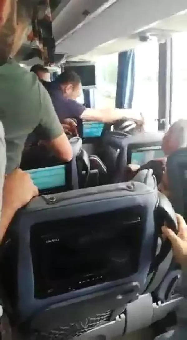 Önünü kestikleri otobüsteki kadını kaçırdılar, polis kovalamacasında yakalandılar
