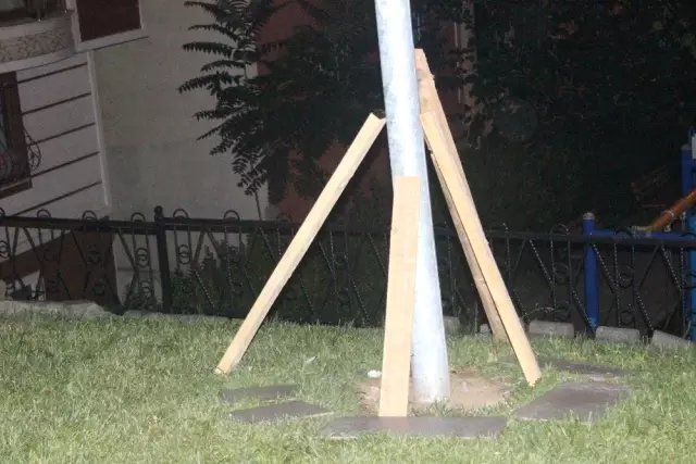 Parktaki aydınlatma direğinin elektrik akımına kapılan çocuk öldü
