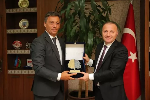 Rektör Ünal'a Çevreci Üniversite Ödülü