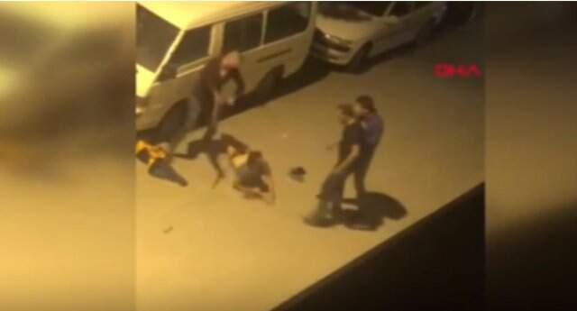 Sokak ortasında erkek çocuğunu kemerle dakikalarca dövdüler