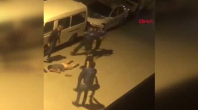 Sokak ortasında erkek çocuğunu kemerle dakikalarca dövdüler