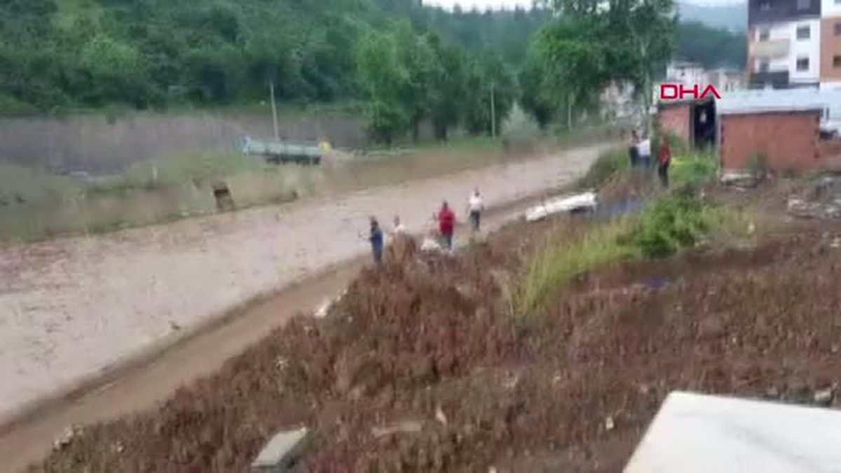 TRABZON YOMRA'DA SEL; DERELER TAŞTI, YOLLAR KAPANDI