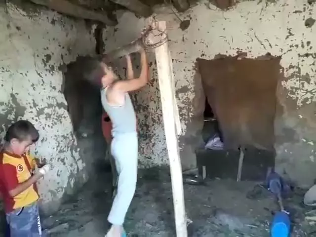 Ahırı spor salonuna çevirip, plastik bidonlardan kum torbası yaptılar Ahırı spor salonuna çevirip, plastik bidonlardan kum torbası yaptılar