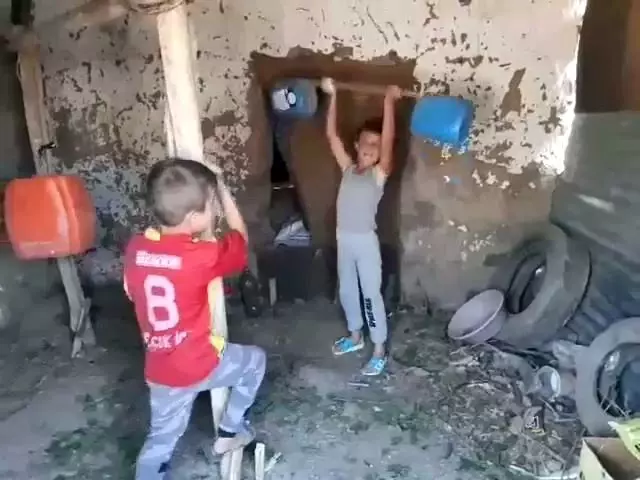 Ahırı spor salonuna çevirip, plastik bidonlardan kum torbası yaptılar Ahırı spor salonuna çevirip, plastik bidonlardan kum torbası yaptılar