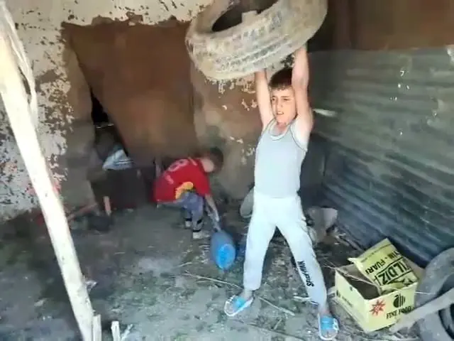 Ahırı spor salonuna çevirip, plastik bidonlardan kum torbası yaptılar Ahırı spor salonuna çevirip, plastik bidonlardan kum torbası yaptılar