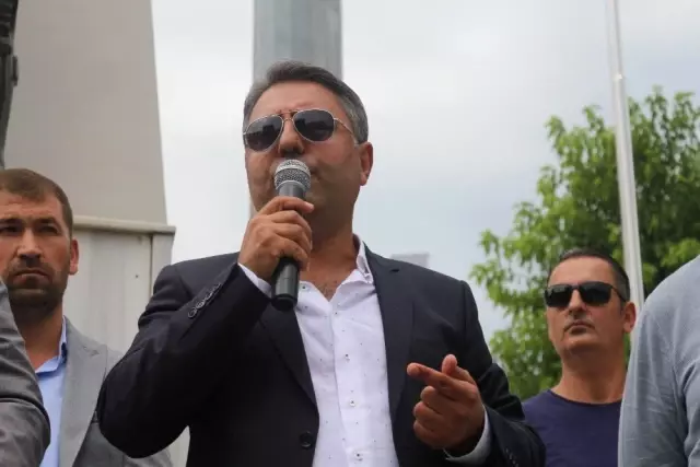 Arsaları tarlaya çevrilen emlakçılar CHP'li belediyeyi protesto etti