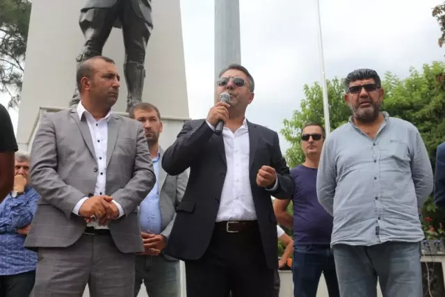 Arsaları tarlaya çevrilen emlakçılar CHP'li belediyeyi protesto etti