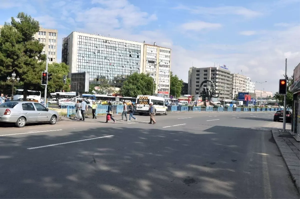 Büyükşehir eskiyen üst geçitleri kaldırıyor