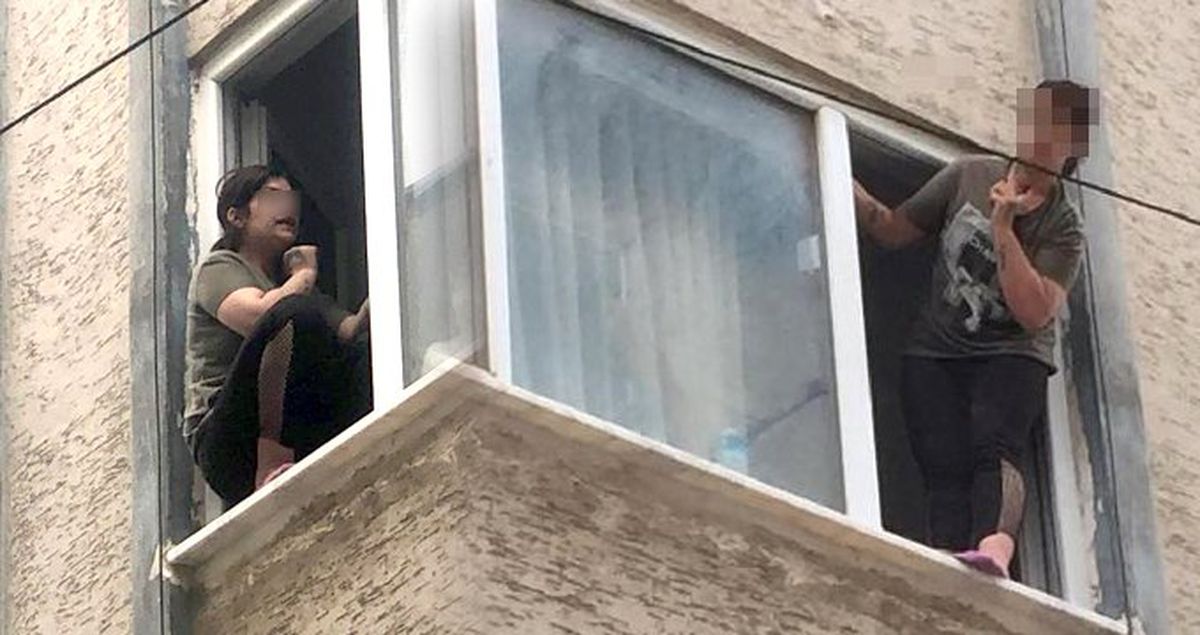 Çıktığı pencerede, boğazına bıçak dayayıp intihara kalkıştı!
