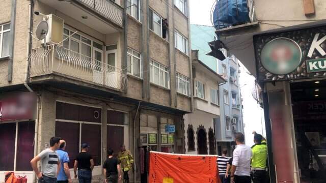 Çıktığı pencerede, boğazına bıçak dayayıp intihara kalkıştı!