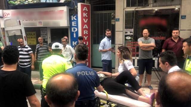 Çıktığı pencerede, boğazına bıçak dayayıp intihara kalkıştı!