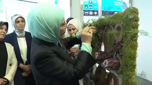 Emine Erdoğan, Atıktan Sanata Projesi sergisini gezip eserlere katkıda bulundu