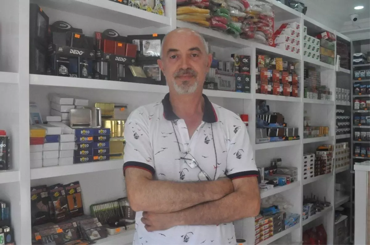 Dükkanının camına astığı yazıyla fenomen oldu! Gören uğramadan gitmiyor
