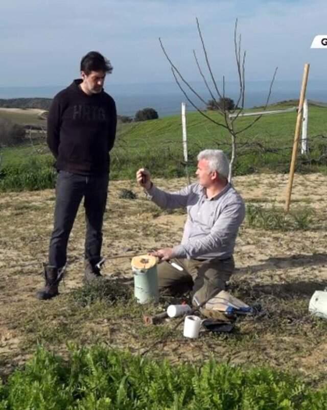 Oyunculuğa ara veren Burak Hakkı, traktörün koltuğuna oturdu