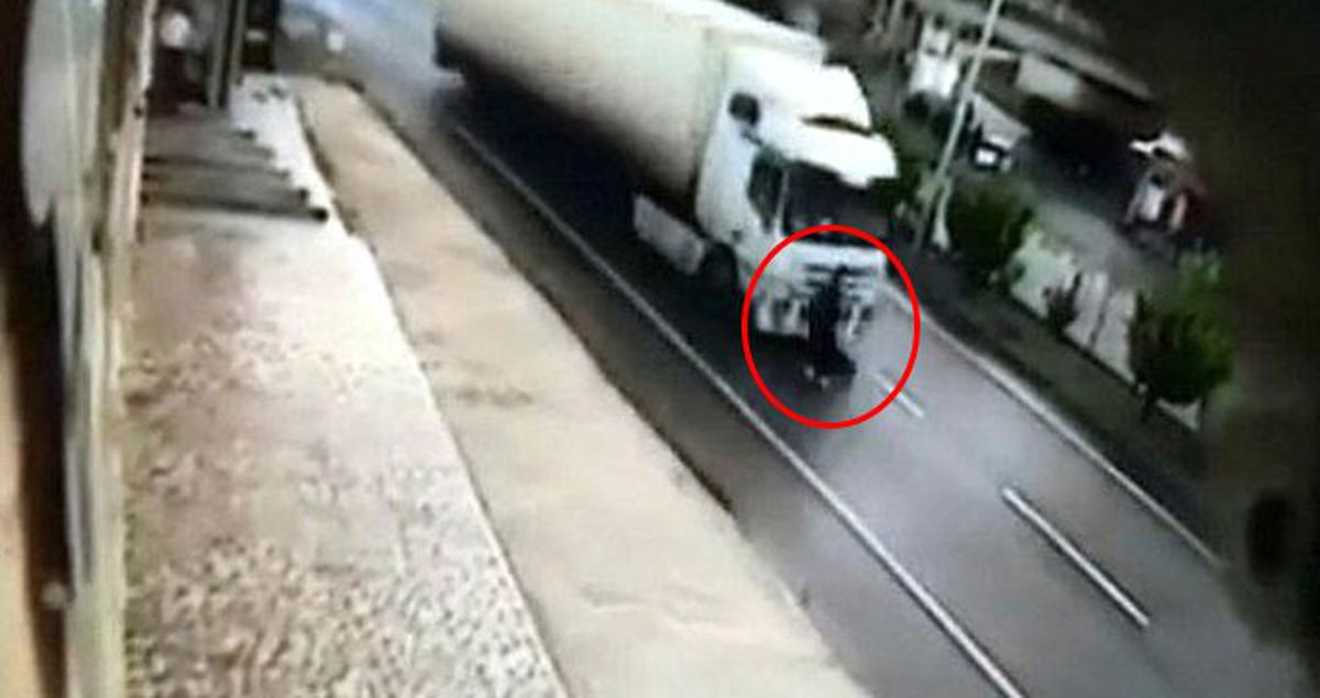Yol kenarında bekleyen vatandaş, kendisini TIR'ın önüne attı! Korku dolu anlar kamerada