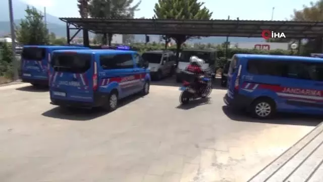 Fethiye'de tartıştığı kişiyi bıçakla öldüren zanlı tutuklandı Fethiye'de tartıştığı kişiyi bıçakla öldüren zanlı tutuklandı