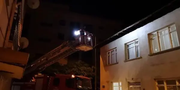 İnşaatta mahsur kalan yavru kediyi itfaiye kurtardı
