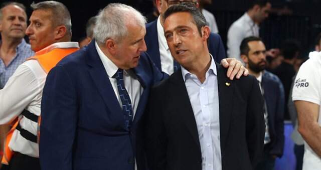 Maç sonu Ali Koç sahaya indi! Kameralara yansımayan o anlar