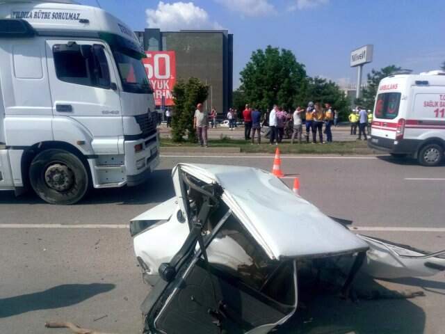 Ortadan ikiye bölündü, 2 kişi öldü!