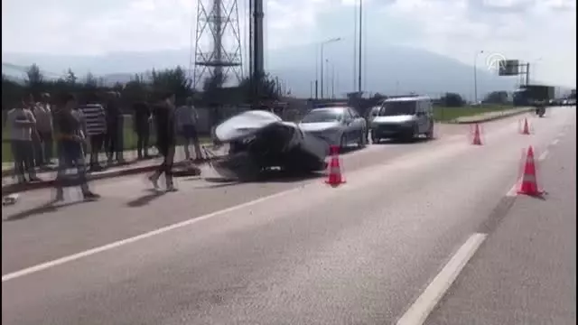 Otomobil aydınlatma direğine çarptı: 2 ölü