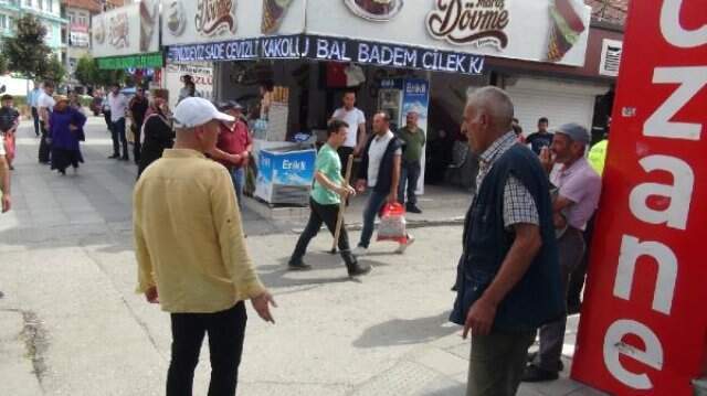 Polis, cadde ortasındaki kazmalı kavgayı ayırmakta güçlük geçti