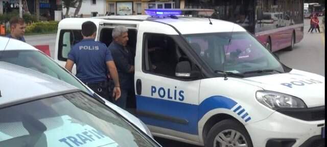 Polis, cadde ortasındaki kazmalı kavgayı ayırmakta güçlük geçti