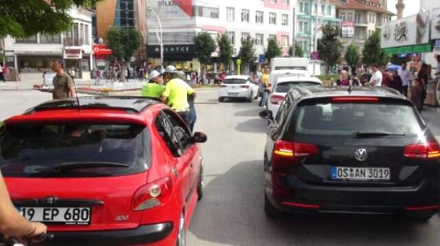 Polis, cadde ortasındaki kazmalı kavgayı ayırmakta güçlük geçti