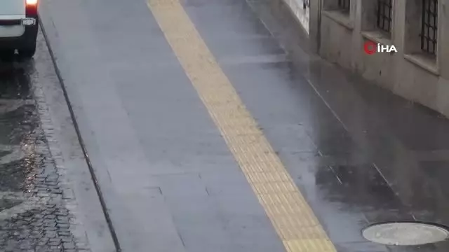 Sivas'ta şiddetli yağış caddeleri göle çevirdi