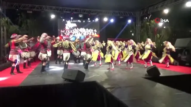 Tire'de Anadolu motifleri etkileyici bir defileyle görücüye çıktı Tire'de Anadolu motifleri etkileyici bir defileyle görücüye çıktı