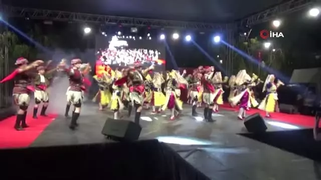 Tire'de Anadolu motifleri etkileyici bir defileyle görücüye çıktı Tire'de Anadolu motifleri etkileyici bir defileyle görücüye çıktı