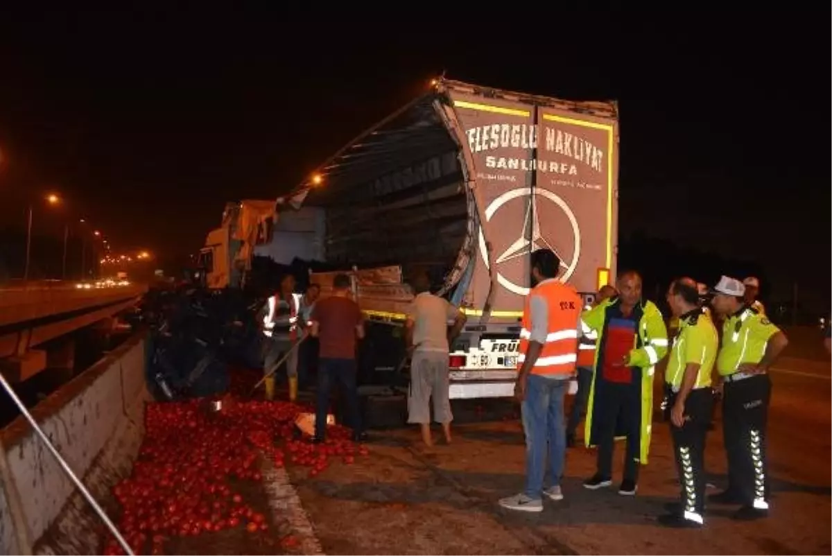 Viyadükteki bariyerlere çarpan TIR'daki domatesler kafenin üzerine döküldü