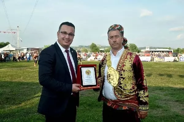 Yalıntaş'ta başpehlivan, ikizini yenen İsmail Balaban oldu Yalıntaş'ta başpehlivan, ikizini yenen İsmail Balaban oldu