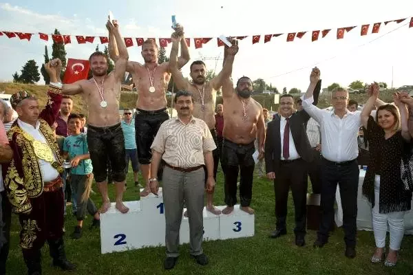 Yalıntaş'ta başpehlivan, ikizini yenen İsmail Balaban oldu Yalıntaş'ta başpehlivan, ikizini yenen İsmail Balaban oldu