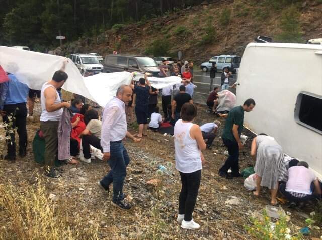 Yolcu otobüsü devrildi! Çok sayıda yaralı var