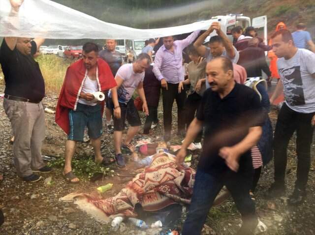 Yolcu otobüsü devrildi! Çok sayıda yaralı var