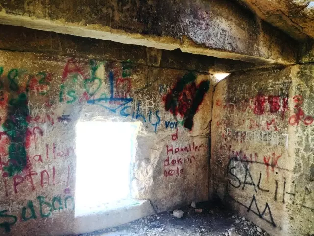 2500 yıllık anıt mezar, vandalizm duvarına döndü 2500 yıllık anıt mezar, vandalizm duvarına döndü