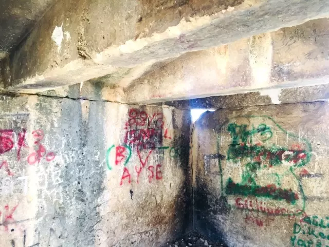 2500 yıllık anıt mezar, vandalizm duvarına döndü 2500 yıllık anıt mezar, vandalizm duvarına döndü