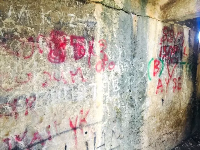 2500 yıllık anıt mezar, vandalizm duvarına döndü 2500 yıllık anıt mezar, vandalizm duvarına döndü