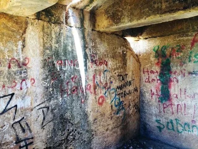 2500 yıllık anıt mezar, vandalizm duvarına döndü 2500 yıllık anıt mezar, vandalizm duvarına döndü