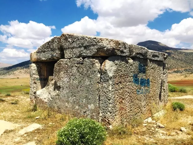 2500 yıllık anıt mezar, vandalizm duvarına döndü 2500 yıllık anıt mezar, vandalizm duvarına döndü