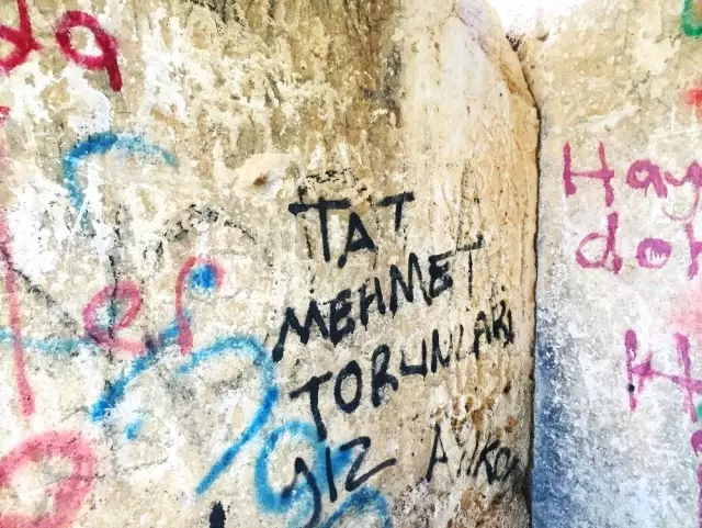 2500 yıllık anıt mezar, vandalizm duvarına döndü 2500 yıllık anıt mezar, vandalizm duvarına döndü