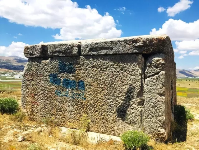 2500 yıllık anıt mezar, vandalizm duvarına döndü 2500 yıllık anıt mezar, vandalizm duvarına döndü