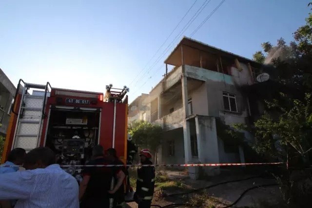 3 katlı binada çıkan yangında evde mahsur kalan yaşlı adamı vatandaşlar kurtardı