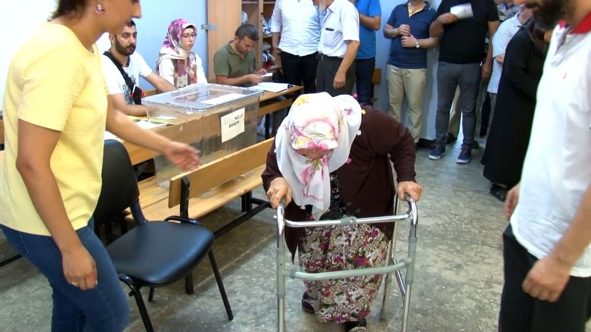 71 yaşındaki kadın oy kullanmaya yürüteç ile geldi