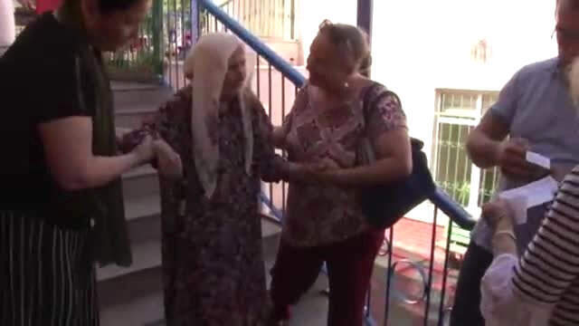 93 yaşındaki Şerife Nine oyunu kullandı! Oyunu kullanmak için Ayvalık'tan geldi
